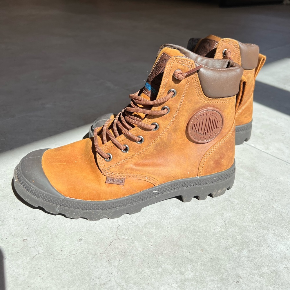 Palladium Pampa Cuff WP Lux Boot. Men’s 6.5, Women’s 8. waterproof.Worn once!